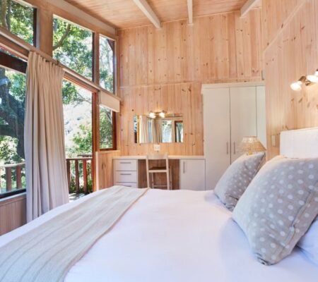 self_catering_chalets_-__bedroom